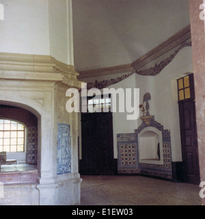 Il Plaza dos Viscondes de Maiorca a Maiorca, in Portogallo, è un palazzo storico noto per i suoi splendidi azulejos. Catturato da João Miguel dos Santos Simões, il palazzo mostra le ricche tradizioni architettoniche e di piastrelle del Portogallo. Foto Stock