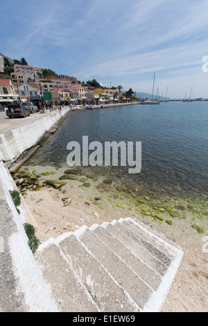 Villaggio di Agia Efimia, Cefalonia. Agia Efimia è la spiaggia di ciottoli con il lungomare di Taverna, in background. Foto Stock