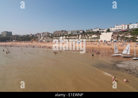 Broadstairs, Kent, Regno Unito, 18 maggio 2014. I turisti si può prendere il sole sulla spiaggia e persone racchetta e nuotare in mare in una giornata calda. Foto Stock