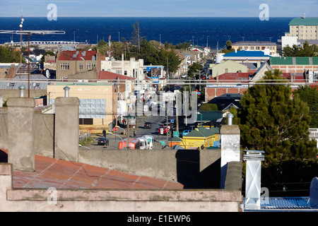 Vista sopra i tetti verso il mare a Punta Arenas in Cile Foto Stock