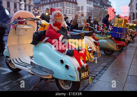 Scooter con Babbo Natale seduto sulla parte superiore Foto Stock