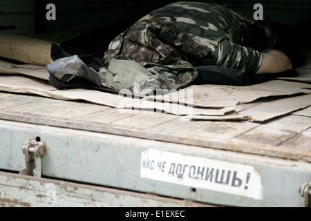 Luhansk, Ucraina. 2 Giugno, 2014. Il corpo di 42-anno-vecchio Sergey è visibile dopo un corso intensivo di riprese in Luhansk, Ucraina, Giugno 2, 2014. Violenti scontri tra il governo ucraino di truppe e militanti armati sono in corso in Lugansk e confinanti regioni Donetsk fin dai primi di aprile, dopo i ribelli stabilito "popolare di repubbliche' nelle loro regioni, alla ricerca di indipendenza da Kiev. Credito: Alexander Ermochenko/Xinhua/Alamy Live News Foto Stock