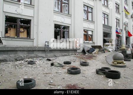 Luhansk, Ucraina. 2 Giugno, 2014. La somministrazione locale edificio è visibile dopo un blast in Luhansk, Ucraina, Giugno 2, 2014. Almeno cinque persone sono state uccise durante un brillamento cullato un dai ribelli amministrazione locale edificio in Ucraina orientale della città di Lugansk lunedì, i media locali hanno riferito. Credito: Alexander Ermochenko/Xinhua/Alamy Live News Foto Stock