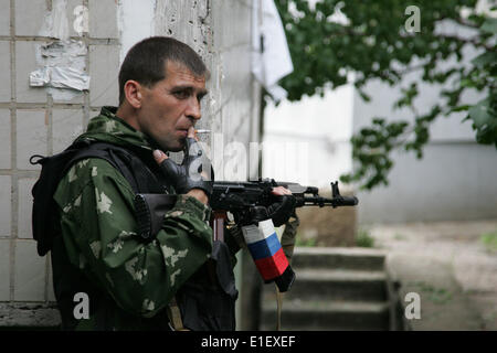 Luhansk, Ucraina. 2 Giugno, 2014. Una milizia fuma durante una pausa di un corso intensivo di riprese in Luhansk, Ucraina, Giugno 2, 2014. Violenti scontri tra il governo ucraino di truppe e militanti armati sono in corso in Lugansk e confinanti regioni Donetsk fin dai primi di aprile, dopo i ribelli stabilito "popolare di repubbliche' nelle loro regioni, alla ricerca di indipendenza da Kiev. Credito: Alexander Ermochenko/Xinhua/Alamy Live News Foto Stock