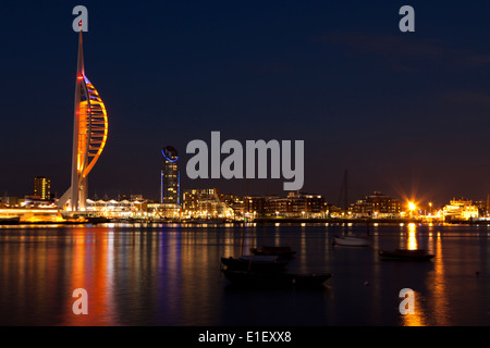 Waterfront con Spinnaker Tower di notte, Portsmouth, Hampshire, Regno Unito Foto Stock