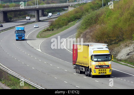 Un paio di camion e automobili che viaggia lungo l'autostrada M20 nel Kent, Inghilterra Foto Stock