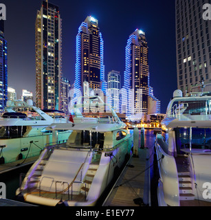 Dubai Marina di notte Foto Stock