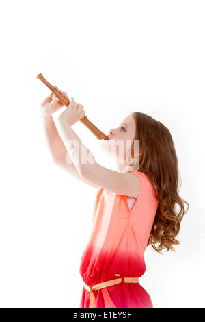 Ragazza giovane con la soprano recorder e sfondo bianco Foto Stock