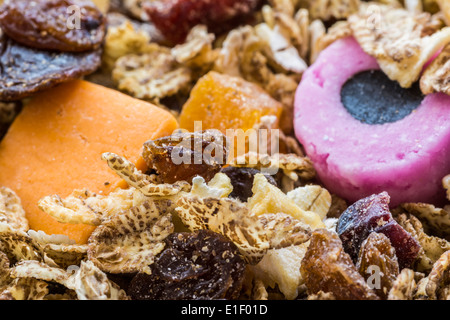 Concetto di immagine - dolci / candy (a significare l'aggiunta di zucchero tra essiccato muesli. Foto Stock