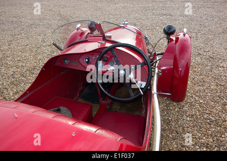 Il Cockpit sedile di guida di una annata Morgan 3 ruote di V-twin propulsori automobile Foto Stock