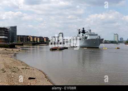 HMS baluardo della Royal Navy ormeggiato sul fiume Tamigi a Greenwich, Londra, Inghilterra, Regno Unito. Foto Stock