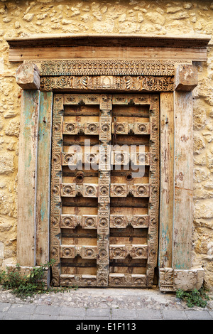 Vecchio tradizionale Weathered e porta scolpito Foto Stock