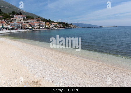 Villaggio di Agia Efimia, Cefalonia. Agia Efimia è la spiaggia di ciottoli con il lungomare di Taverna, in background. Foto Stock