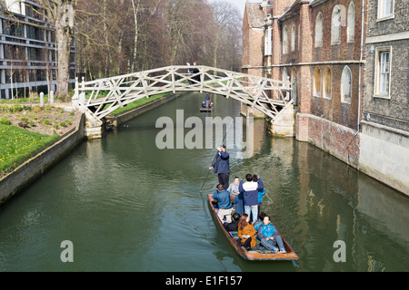 Regno Unito, Cambridge, punting sotto la matematica ponte sopra il fiume Cam, progettato da William Etheridge, costruito nel 1749. Foto Stock