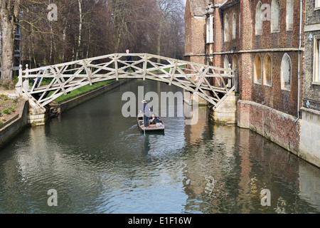 Regno Unito, Cambridge, punting sotto la matematica ponte sopra il fiume Cam, progettato da William Etheridge, costruito nel 1749. Foto Stock