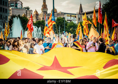 Barcellona, Spagna. 2 Giugno 2014. I manifestanti per protesta autonomo di Catalogna e contro la monarchia spagnola sventolare un gigante 'Estelada' bandiera in Barcellona Credito: matthi/Alamy Live News Foto Stock