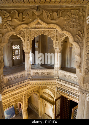 India Rajasthan, Jaisalmer, Lodurva, Amar Sagar tempio Jain interno, pietra intagliata atrium Foto Stock