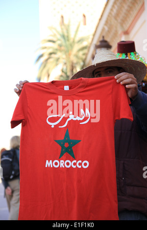 Un uomo vendere un marocchino progettato t-shirt Foto Stock