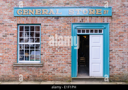 Ingresso di un magazzino generale nell'Ulster American Folk Park, Irlanda del Nord Foto Stock