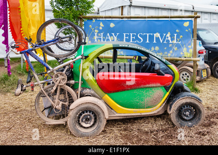 La Renault Twizy auto elettriche disponibili a noleggio attraverso l'Eco Travel Network presso il fangoso 2014 Hay Festival di letteratura Foto Stock