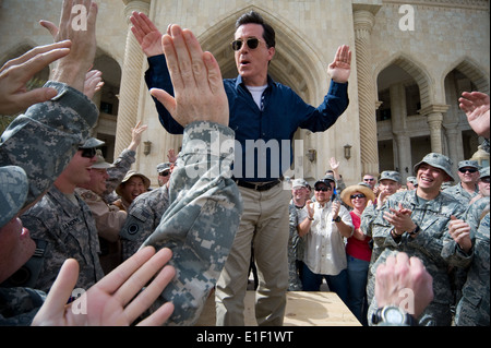 Star televisiva Stephen Colbert alta cinque soldati prima della trasmissione il suo 'Operazione Iraqi Stephen: andare il comando " tour. Dal Al Faw Palace 5 giugno 2009 a Baghdad in Iraq. Foto Stock