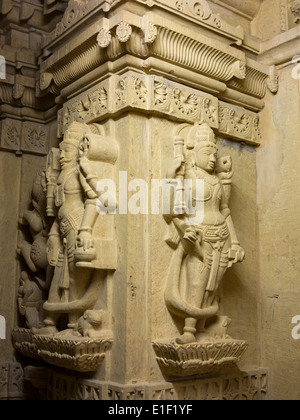 India Rajasthan, Jaisalmer, Amar Sagar tempio Jain, interno, figure scolpite sul pilastro di pietra arenaria Foto Stock