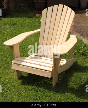 Un handmade sedia Adirondack Foto Stock