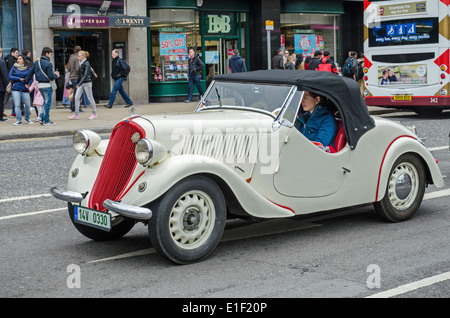 Una macchina sportiva convertibile a due posti realizzata da Škoda e guidata lungo Princes Street nel centro di Edimburgo, Scozia, Regno Unito. Foto Stock