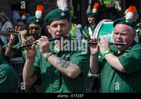 I membri di un repubblicano irlandese flauto band sul James Connolly Memorial marzo a Edimburgo, 2014. Foto Stock