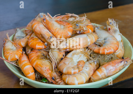 Close-up , gamberetti cotti con vermicelli , verdure e salsa di peperoni Foto Stock