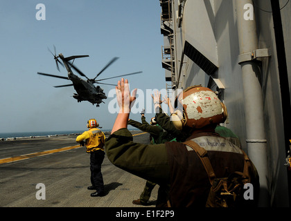 Stati Uniti Marines dal XV Marine Expeditionary Unit wave come Marine Corps CH-53E Super Stallion elicottero decolla dal Foto Stock