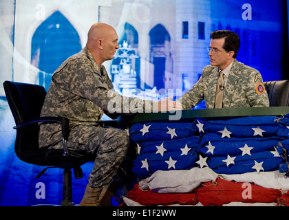 Star televisiva Stephen Colbert interviste Comandante generale della multinazionale Force-Iraq, US Army Generale Ray odierno, durante la trasmissione dall'Al Faw Palace 7 giugno 2009 a Baghdad in Iraq. Foto Stock