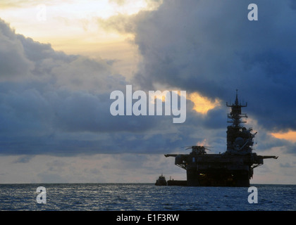 Il multi-purpose Amphibious Assault nave USS Iwo Jima (LHD 7) opera al largo della costa della Colombia il Agosto 8, 2010. Iwo Jima è in Foto Stock