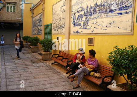 Cina, Macau, piastrelle sulla traversa do Meio Foto Stock