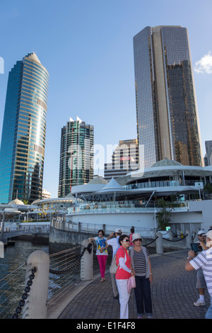 Brisbane Australia, Eagle Street Pier, Brisbane River, Riverside Centre, centro, edifici per uffici, grattacieli, skyline della città, vetro architettonico, uomini asiatici Foto Stock