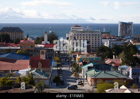 Guardando verso il basso sulla città da la cruz viewpoint a Punta Arenas in Cile Foto Stock