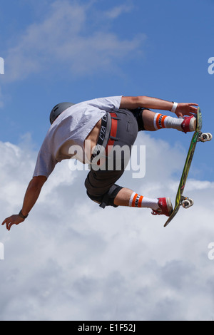 Guidatore di skateboard su rampa a Bournemouth Pier. Il Dorset. Regno Unito. Foto Stock
