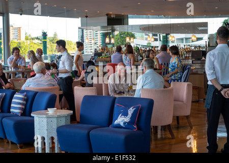 Brisbane Australia, Eagle Street Pier, Brisbane River, Riverside Centre, centro, MR E la sig.ra G Riverbar, lounge, tavoli, uomo uomo uomo maschio, donna donna donna donna, drink Foto Stock