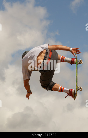 Guidatore di skateboard su rampa a Bournemouth Pier. Il Dorset. Regno Unito. Foto Stock