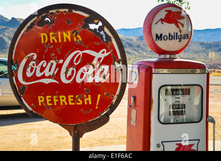 Retro della pompa a gas e un arrugginito coca-cola segno sulla storica Route 66 in Arizona Foto Stock