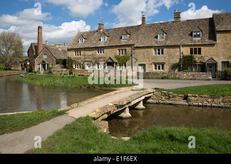 Il ponte di pietra e cotswold cottages dal fiume Eye Foto Stock