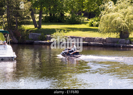 Man on Sea Doo la crociera in Fenelon cade dal lago di Cameron Foto Stock