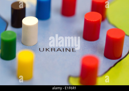 Risk Board Game con eserciti che circonda l'Ucraina, che simbolizzano i disordini politici nella regione Foto Stock