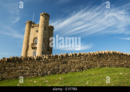 Torre di Broadway e secco muro di pietra Foto Stock