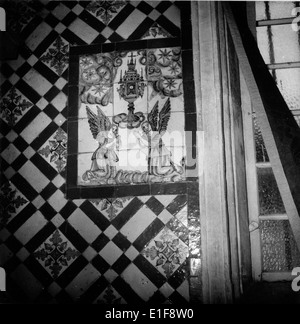 L'Igreja Paroquial de São Sebastião, situato a Espinhal, in Portogallo, è un notevole esempio di architettura religiosa portoghese, adornata con i tradizionali azulejos. Progettata da João Miguel dos Santos Simões, questa chiesa riflette il ricco patrimonio culturale e artistico della regione, in particolare nella lavorazione delle piastrelle. L'edificio è una rappresentazione chiave della storia e dell'arte dell'area di Penela nell'architettura. Foto Stock