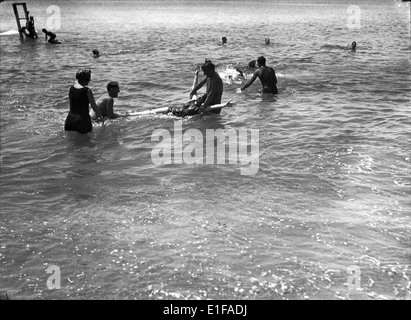 Praia do Monte Estoril è una spiaggia popolare nella città costiera di Estoril, in Portogallo, conosciuta per le sue viste panoramiche e la vibrante cultura della spiaggia. Foto Stock