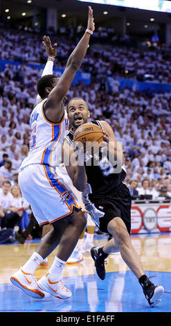 31 maggio 2014 - Oklahoma City, Oklahoma, Stati Uniti d'America - San Antonio Spurs' Tony Parker rigidi intorno a Oklahoma City Thunder è Reggie Jackson durante la prima metà azione nel gioco 6 del Western Conference finals Sabato 31 Maggio, 2014 a Chesapeake Energy Arena in Oklahoma City, OK. (Credito Immagine: © San Antonio Express-News/ZUMAPRESS.com) Foto Stock