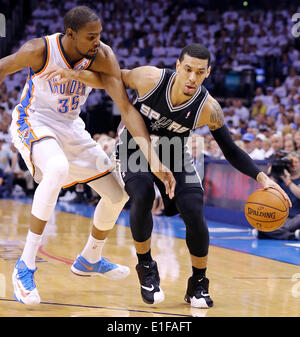 31 maggio 2014 - Oklahoma City, Oklahoma, Stati Uniti d'America - San Antonio Spurs' di Danny Green guarda per camera intorno a Oklahoma City Thunder di Kevin Durant durante la prima metà azione nel gioco 6 del Western Conference finals Sabato 31 Maggio, 2014 a Chesapeake Energy Arena in Oklahoma City, OK. (Credito Immagine: © San Antonio Express-News/ZUMAPRESS.com) Foto Stock