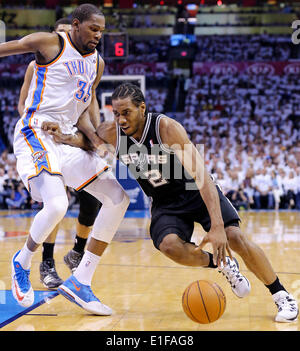 31 maggio 2014 - Oklahoma City, Oklahoma, Stati Uniti d'America - San Antonio Spurs' Kawhi Leonard Cerca camera intorno a Oklahoma City Thunder di Kevin Durant durante la prima metà azione nel gioco 6 del Western Conference finals Sabato 31 Maggio, 2014 a Chesapeake Energy Arena in Oklahoma City, OK. (Credito Immagine: © San Antonio Express-News/ZUMAPRESS.com) Foto Stock