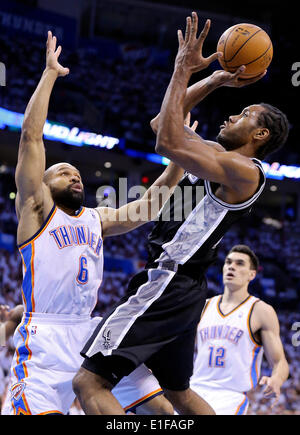 31 maggio 2014 - Oklahoma City, Oklahoma, Stati Uniti d'America - San Antonio Spurs' Kawhi Leonard spara su Oklahoma City Thunder Derek Fisher durante la prima metà azione nel gioco 6 del Western Conference finals Sabato 31 Maggio, 2014 a Chesapeake Energy Arena in Oklahoma City, OK. (Credito Immagine: © San Antonio Express-News/ZUMAPRESS.com) Foto Stock